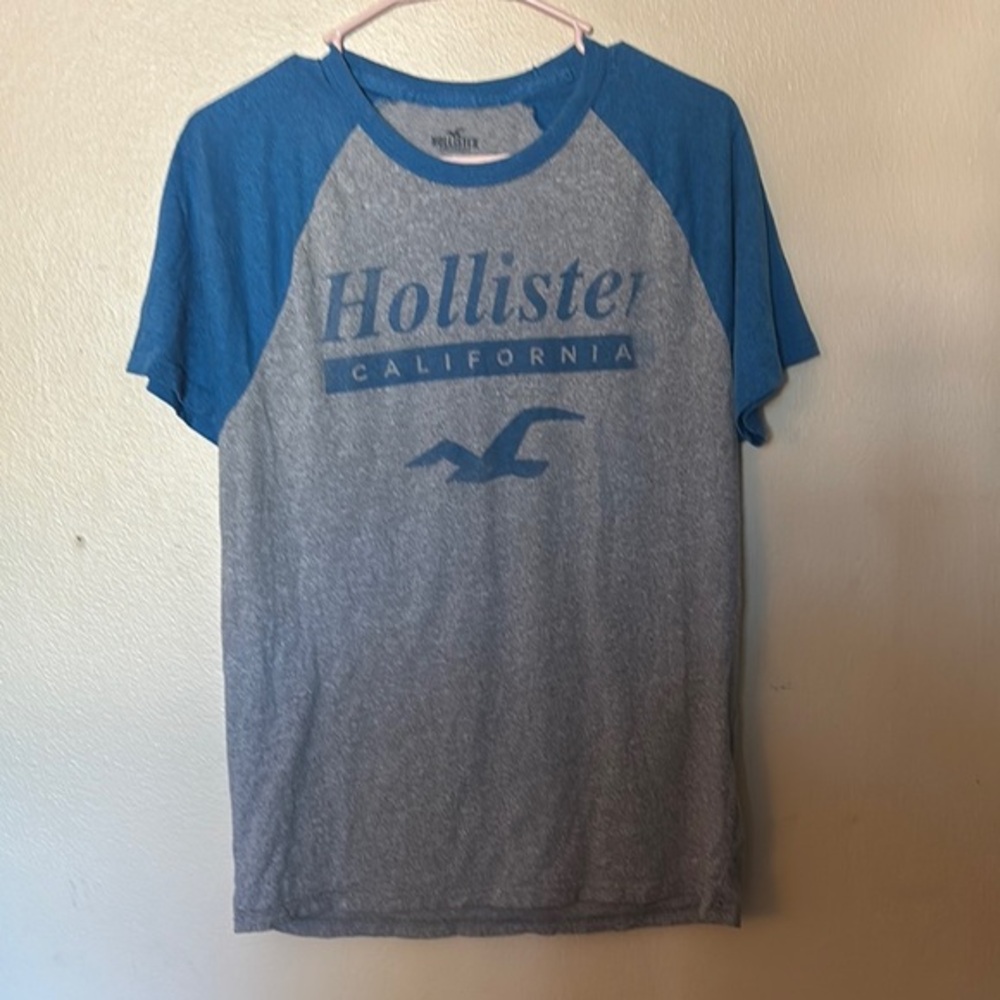 Hollister California Men's Blue and Gray Raglan Shirt Size Medium